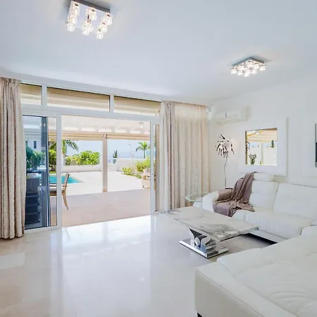Villa Espaciosa Con La Piscina Privada *