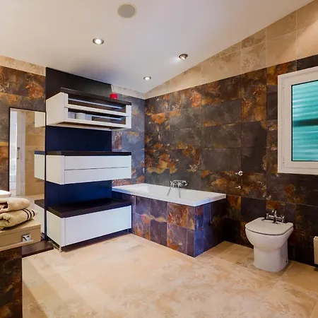 Espaciosa Con La Piscina Privada